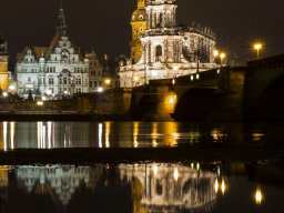 Bauwerke Dresden Hofkirche gespiegelt